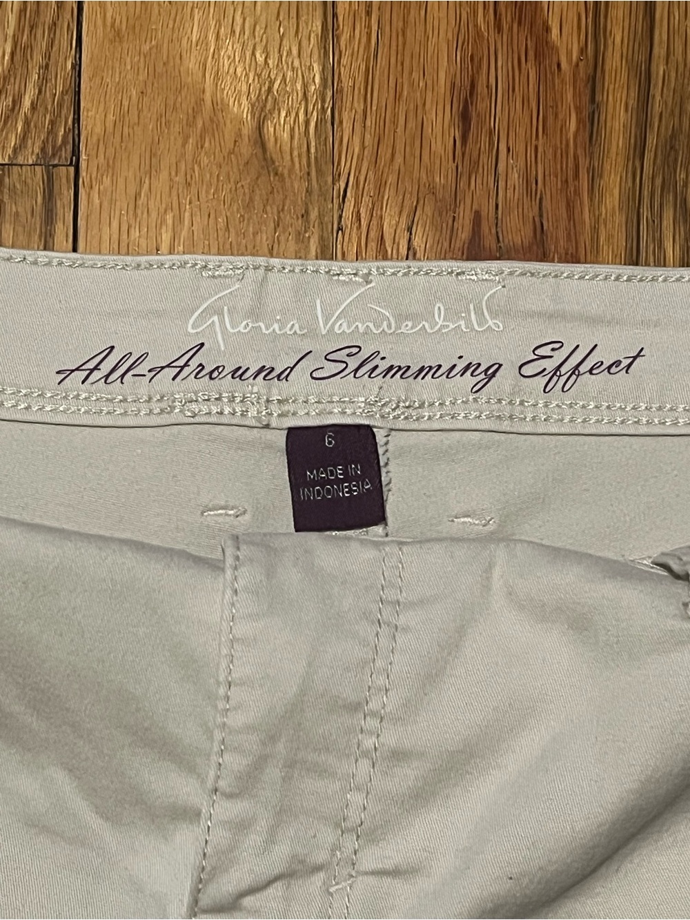 Gloria Vanderbilt Women's Avery Khaki Shorts - Size 6 - Picture 4 of 7